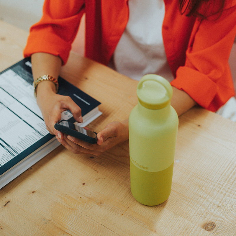 daily-on-the-go-set-j1 20oz_rise_classic_insulated_bottle_acacia_worker_phone_square.jpg