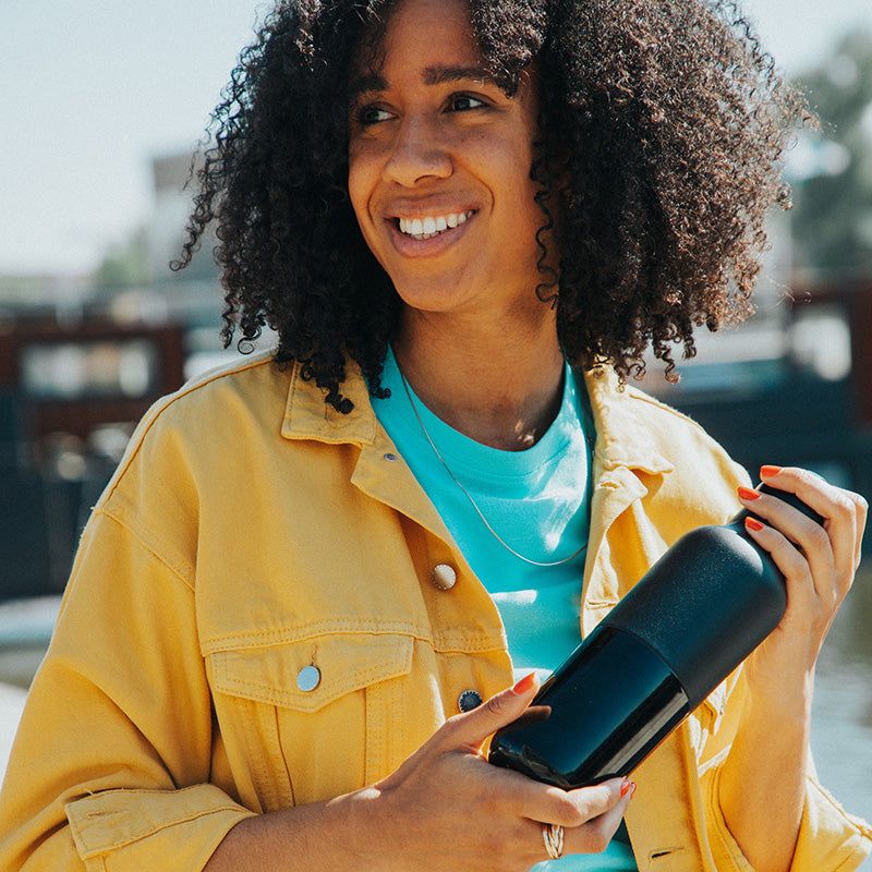 daily-on-the-go-set-j1 20oz_rise_classic_insulated_bottle_black_woman_smile_square.jpg