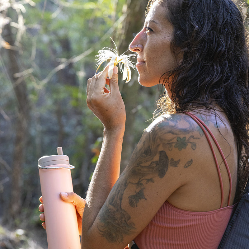 20oz-tkwide-with-twist-cap-i5 tkwide_20oz_insulated_bottle_twist_woman_flower_costarica_square.jpg