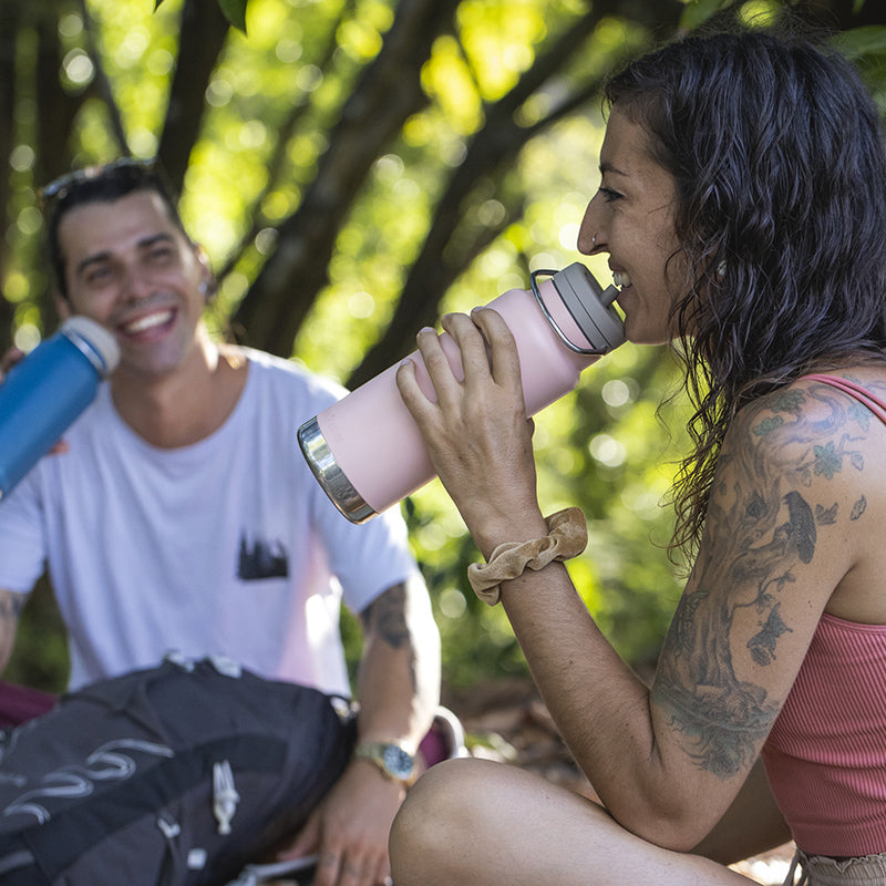 32oz-tkwide-with-twist-cap-j5 tkwide_32oz_insulated_bottle_twist_costarica_couple_drink_square.jpg